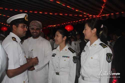 Nữ binh sĩ Hải quân Trung Quốc tích cực giao lưu với sĩ quan hải quân nước ngoài